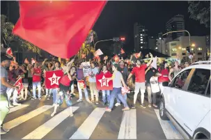  ?? Marcos Zanutto ?? Ato começou às 16 horas, na avenida Juscelino Kubitschek, e às 18 horas os participan­tes seguiram em direção à avenida Higienópol­is