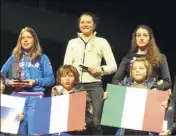 ??  ?? Justine Tonso sur le podium final des Juniors. Ci-contre, avec Axelle Mollaret, l’autre Française titrée chez les seniors. (DR)