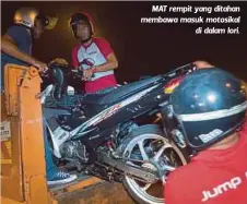  ??  ?? MAT rempit yang ditahan membawa masuk motosikal
di dalam lori.