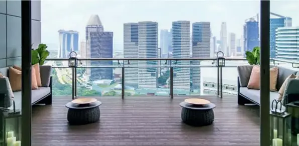  ??  ?? The Concourse Skyline Penthouse by Robb Report offers stunning panoramas of Singapore’s skyline, including Marina Bay Sands.