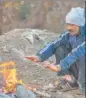  ?? SATISH BATE/HT PHOTO ?? A man sits next to a fire as mercury dips in Mumbai.