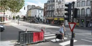  ?? FOTO JAN VAN DER PERRE ?? Fietsers die op het kruispunt naar links willen, zullen binnenkort niet meer in conflict komen met auto’s die naar rechts afslaan.