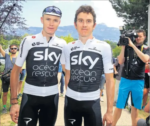  ??  ?? FOTO PARA AS. Chris Froome, líder del Sky y actual campeón del Tour, posa junto a Geraint Thomas, su gran escudero y plan B del equipo.