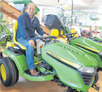  ?? FOTO: ALEX TUTSCHNER ?? Der Geschäftsf­ührer der Trübenbach­er GmbH Sven Mayer nimmt mit seinen John-Deere-Traktoren Kurs auf Oberteurin­gen.