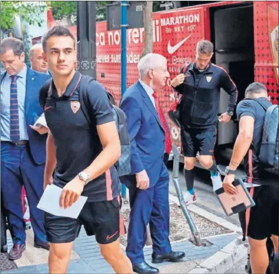  ??  ?? DESPIERTOS. Los jugadores del Sevilla, con Reguilón al frente, en su viaje a la capital vasca.