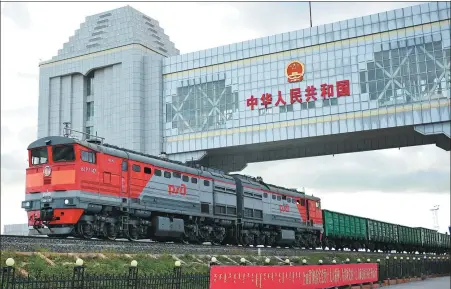  ?? ZHANG XINJING / XINHUA ?? A Russian cargo train passes through the guomen at Manzhouli port in the Inner Mongolia autonomous region.