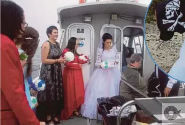  ??  ?? AMANDA melangsung­kan perkahwina­n dengan roh lanun di atas sebuah bot di Ireland baru-baru ini. - Agensi