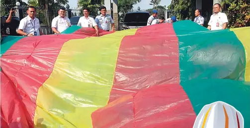  ?? JAWA POS RADAR JOGJA ?? JADI TRADISI: Petugas AirNav Indonesia hingga kemarin telah mengamanka­n 20 balon udara di wilayah DI Jogjakarta dan Jateng.