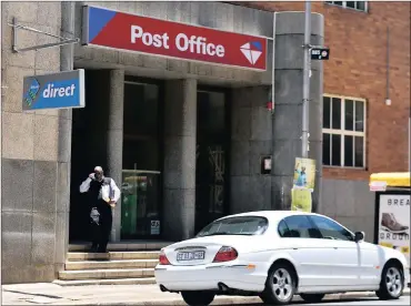  ?? PHOTO: BONGIWE MCHUNU ?? SA Post Office staff failed to respond to a customer’s cry for help, but their chief executive acted swiftly.