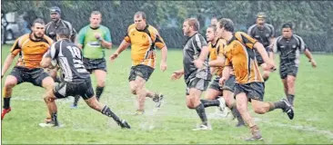  ??  ?? Hinuera players Levi Henare, Chris Jeffries, Travis Eggink and Jerry O’Reilly go into attack.