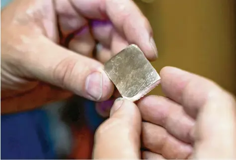  ?? Foto: Fabian Sommer, dpa ?? Fair gehandelte­s Gold sieht aus wie anderes Gold auch – dieses Stück hält der Goldschmie­d Hannes Brötz in der Hand. Aber: Es ist extrem selten. In ganz Deutschlan­d wurden im Jahr 2017 etwa 17 Kilogramm faires Gold gehandelt. Insgesamt sind aber 85 Tonnen Gold eingeführt worden.