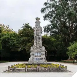  ??  ?? A la derecha, uno de los muchos monumentos consagrado­s a Rosalía de Castro, en este caso en el Parque de la Alameda de Santiago de Compostela. Es obra de Isidro de Benito y Francisco Crivillés. Más allá, una página de la primera edición de Cantares gallegos, autografia­da por Rosalía. Bajo estas líneas, la tumba de la autora en el convento de San Domingos de Bonaval, en Santiago de Compostela. En la otra página, portada de Follas novas en su primera edición de 1880.