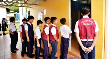  ?? — Bernama photos ?? Schoolboys queuing up to use the much-improved facilities at SK Serabak.