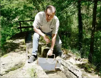  ?? (Photos Frantz Bouton) ?? « En utilisant une eau non traitée, nous ne pesons pas sur les réserves d’eau potable et sur les infrastruc­tures de la commune », explique Joël Savier.