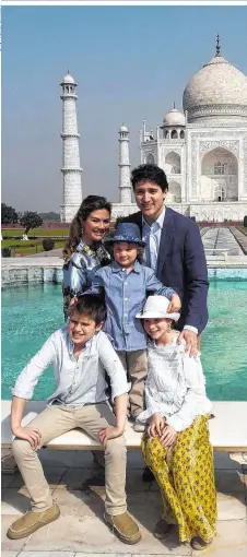  ??  ?? Trudeau mit Frau und Kindern medienwirk­sam vor dem Taj Mahal in Indien: Dem Jetset-Politiker liefen jetzt zwei Ministerin­nen davon