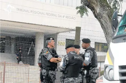  ?? NILTON FUKUDA/ESTADÃO ?? À espera. Entorno do Tribunal Federal da 4ª Região (TRF-4) tem segurança reforçada para o julgamento de ex-presidente