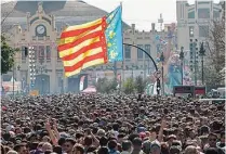  ?? ?? La senyera valenciana ondea entre miles de personas durante la mascletà de Caballer FX