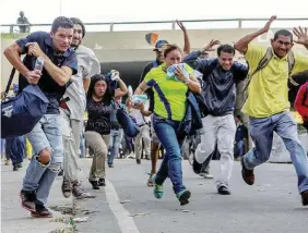  ?? Ansa ?? Fronte del dissenso Scontri per le strade di Caracas, a fianco il cardinale Diego Padron Sanchez