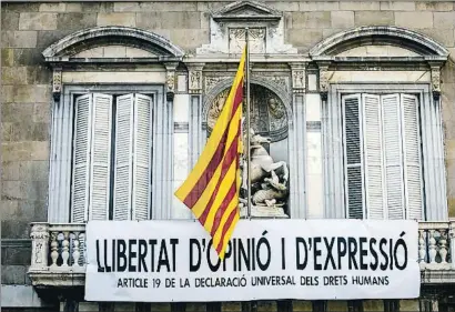  ?? LLIBERT TEIXIDÓ ?? Esta nueva pancarta luce en el balcón del Palau de la Generalita­t en sustitució­n de la prohibida por la JEC