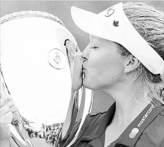  ?? CANADIAN PRESS FILE PHOTO ?? Brooke Henderson kisses the trophy after winning the CP Women's Open in Regina on Aug. 26.