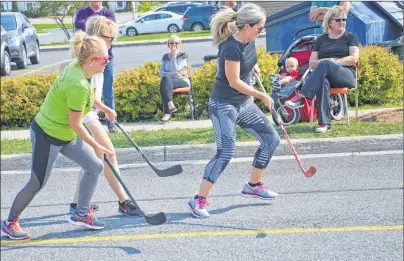  ?? ERIN POTTIE/CAPE BRETON POST ?? Tanya Gracie, far left, helped out the Smooth Operators women’s team during round-robin play Saturday in Membertou.