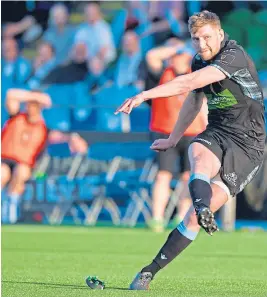  ?? SNS. ?? Finn Russell gives a wave to the Scotstoun crowd as the Guinness PRO14 semi-final defeat at the hands of Scarlets brings the curtain down on his Glasgow Warriors career; Russell kicks for goal as Glasgow fight back.