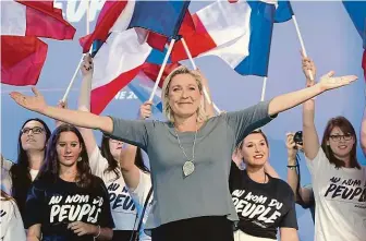  ?? FOTO ČTK/AP ?? Slaví „triumf“. Sokyně francouzsk­ého prezidenta Emmanuela Macrona Marine Le Penová s příznivci.