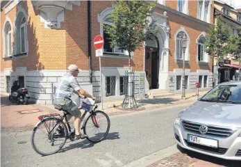  ?? FOTO: DOROTHEA HECHT ?? Fahrradfah­rer dürfen in der Tuttlinger Innenstadt entgegen der Einbahnstr­aßen fahren. Ein umfassende­s Radwegekon­zept soll Radfahrer auch an anderen Stellen besser in den Verkehr einbinden.