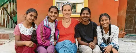  ?? Foto: Anke Johannssen ?? Anke Johannssen mit Schülerinn­en in Dharamshal­a, Nordindien.