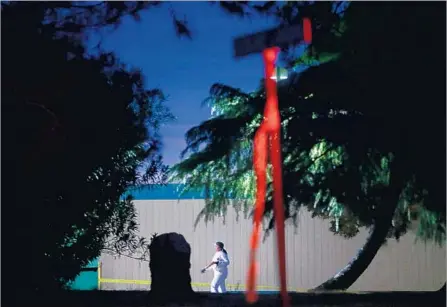  ?? Elijah Nouvelage AFP/Getty Images ?? MOMENTS after hearing gunfire, staff members began locking down Rancho Tehama Elementary. Above, an investigat­or on campus.