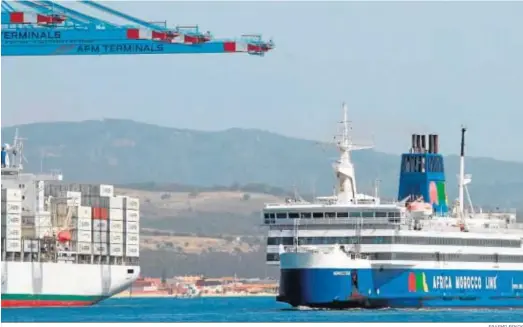  ?? ERASMO FENOY ?? Un ferry se dirige a su punto de atraque en el Puerto de Algeciras.