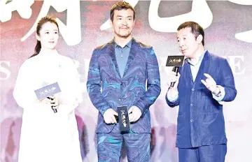  ??  ?? Jia (right) with the main cast members Zhao (right) and Liao Fan.