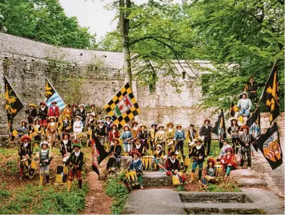  ?? Archivfoto: Fanfarenzu­g Ottheinric­h ?? Stilecht vor historisch­er Kulisse: die Mitglieder des Fanfarenzu­gs 1993 vor der alten Burg.