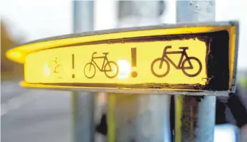  ?? FOTO: DPA ?? Wird ein Radfahrer oder Fußgänger von dem System erkannt, blinken an der Kreuzung die Leuchten.