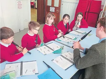  ?? ?? LESSON: Arngask Primary pupils learn the chanter with piping instructor Finlay Frame.