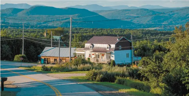  ?? PHOTOS RENAUD PHILIPPE LE DEVOIR ?? Le tourisme est l’une des activités économique­s importante­s de Baie-Saint-Paul, notamment avec le Festif qui se déroule en été et qui attire nombre de touristes. Mais la ville a maintenant comme défi d’attirer plus de résidents, un défi qui pourrait se buter au manque de logements.