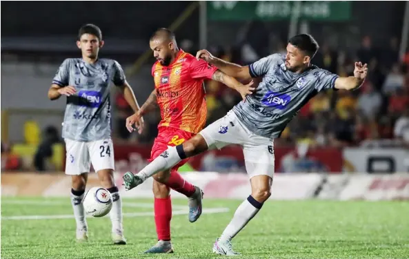  ?? JOHN DURÁN ?? John Jairo Ruiz (izquierda) marcó un gol, pero el árbitro falló y lo anuló. Douglas López fue protagonis­ta con Cartaginés.