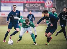  ?? FOTO: F. STRAUCH ?? Gianluca Altomonte (2. von links), hier im Duell mit FSV-Außenverte­idiger Enes Bayram, erzielte den zwischenze­itlichen 1:1-Ausgleich der Viktoria.