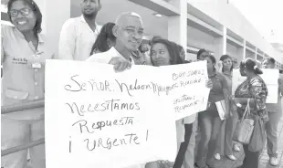  ?? RADHAMÉS DOTEL/LISTÍN DIARIO ?? Enfermeras protestan frente al hospital Marcelino Vélez Santana, del sector de Herrera.