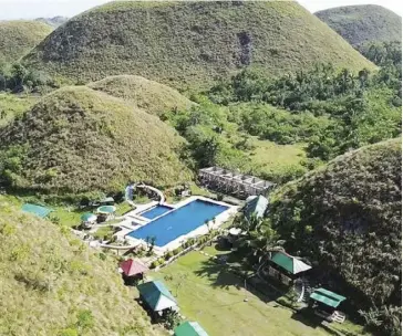  ?? ?? The business permit of this controvers­ial resort has been canceled after it drew backlash and concern from netizens over its proximity to the iconic Chocolate Hills.