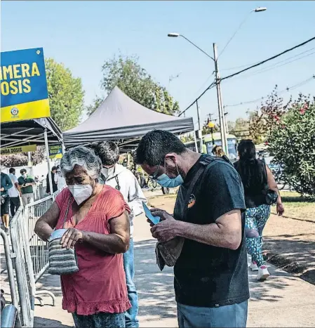  ?? CRISTOBAL OLIVARES / BLOOMBERG ?? Xile lidera la taxa de vacunació a Amèrica, però no frena les infeccions