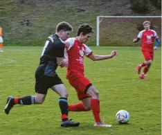  ?? Foto: Hieronymus Schneider ?? Erich Turgunbaje­w (rotes Trikot) mühte sich bei der Niederlage des FC Königsbrun­n redlich, doch ohne Erfolg.