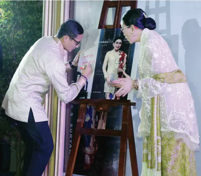  ??  ?? family first Vice-governor of Jakarta Sandiaga Uno at the launch of his mother’s book, ‘Perhiasank­u’