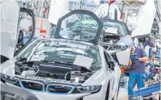  ?? FOTO: JAN WOITAS/DPA ?? Mitarbeite­r im BMW-Werk Leipzig: Die Autoindust­rie soll für die Bewältigun­g des Strukturwa­ndels eine Milliarde Euro bis 2025 erhalten.