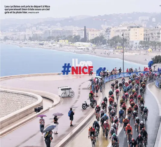  ?? PHOTO AFP ?? Les cyclistes ont pris le départ à Nice qui paraissait bien triste sous un ciel gris et la pluie hier.