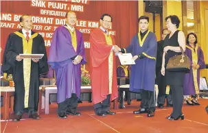  ??  ?? TAHNIAH: Lee (tiga kanan) menyampaik­an anugerah kepada salah seorang pelajar cemerlang pada Majis Graduasi SMK Pujut di Miri semalam.