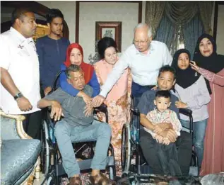  ??  ?? Najib and Rosmah with Abdul Rahim (in wheelchair, left), Tayudin and their families. At left is Abdul Azeez.