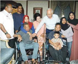  ??  ?? Najib and Rosmah with Abdul Rahim (in wheelchair, left), Tayudin and their families. At left is Abdul Azeez.