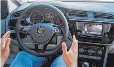  ?? FOTO: VOLKSWAGEN/DPA ?? Einparkass­istenten erhöhen den Komfort und die Sicherheit, weil sie weitgehend vor Blechschäd­en schützen. Der Fahrer muss meist nur noch Gas geben und bremsen.