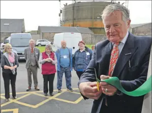  ?? 25_c42foodban­k01 ?? Mike Taylor formally cuts the ribbon at Kintyre Foodbank.